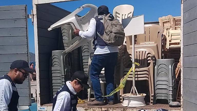 Oficialía Mayor se lleva las sillas y bancos.