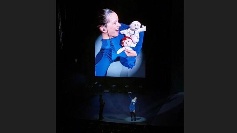Peluches del Dr. Simi le regalan los fans a Rosalía, durante su concierto en la Ciudad de México.