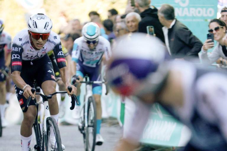 Isaac del Toro impulsa victoria de Adam Yates en la Coppa Agostini 2025