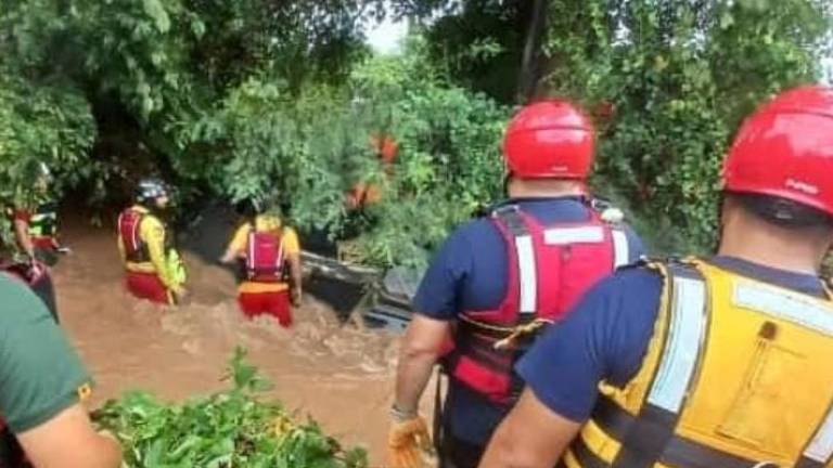 Rescatistas de Bomberos Veteranos de Villa Unión acudieron al reporte de la emergencia.