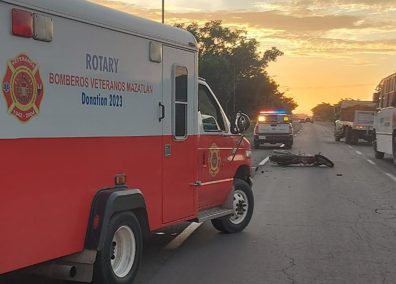 $!Pareja en motocicleta muere arrollada por un tráiler al sur de Mazatlán