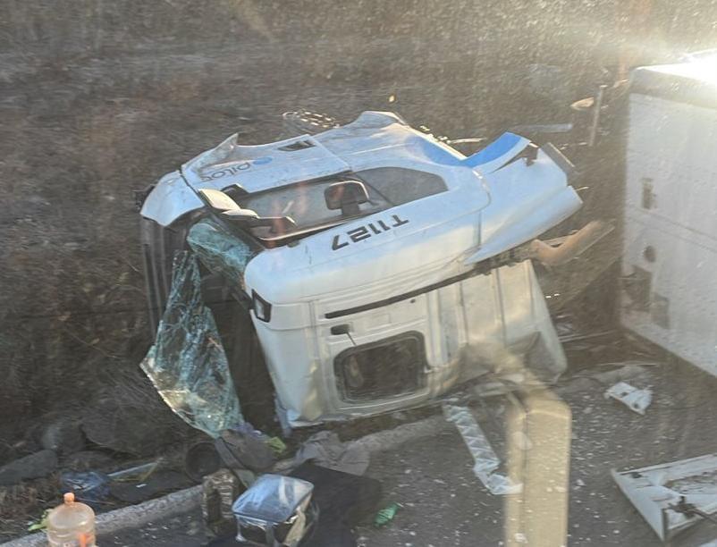 $!Choque de dos tráileres deja un conductor muerto en la autopista Mazatlán-Culiacán