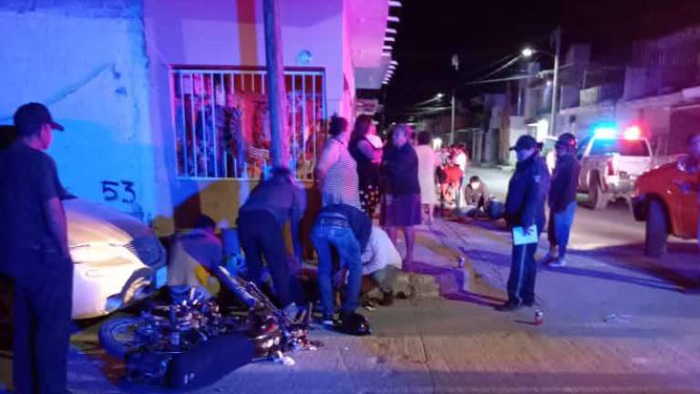 Dos menores en motos se impactan contra camioneta en Escuinapa