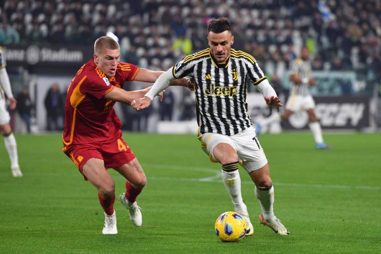 La Juventus bate a la Roma y acecha la cima