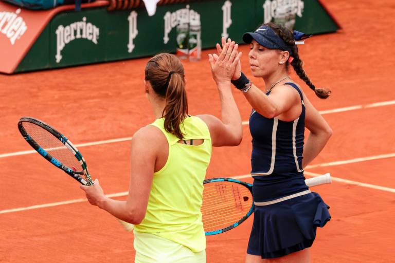 Giuliana Olmos y Alexandra Panova sorprenden y avanzan a cuartos de final en Roland Garros