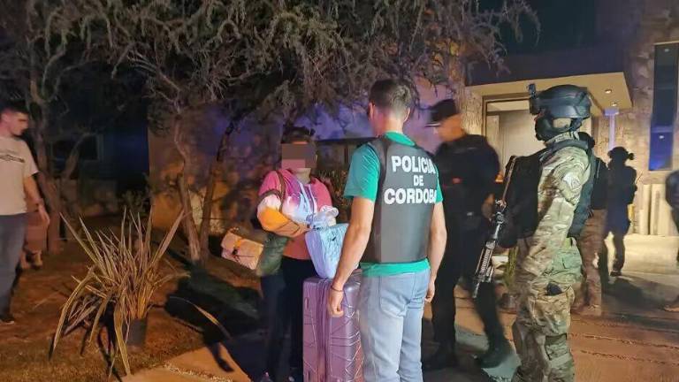 Momento de la detención de la familia de ‘El Fito’ en la noche de este jueves en el Country Valle del Golf de la localidad de Malagueño, en Argentina.