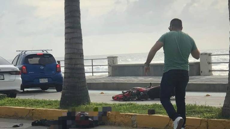 Choca motociclista contra palmera y sufre lesiones de gravedad en Mazatlán