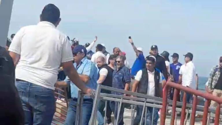 Universitarios tumban vallas al intentar entrar al evento del Día de la Bandera, encabezado por el Presidente Andrés Manuel López Obrador.