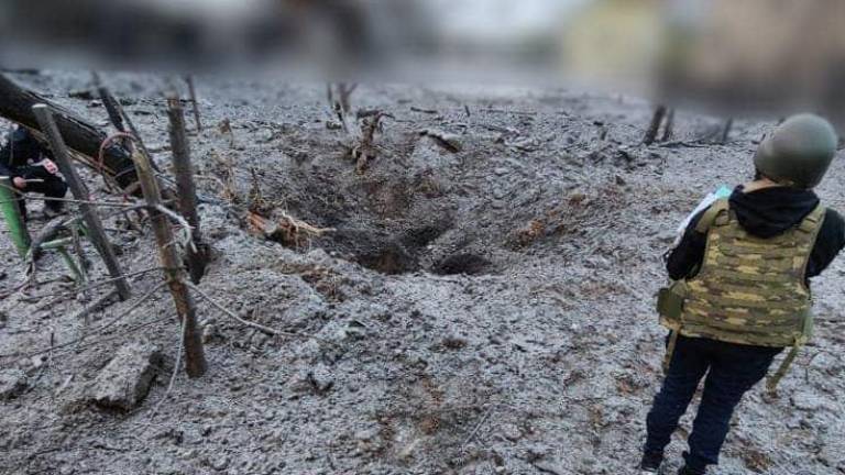 La policía de la región septentrional de Chernihiv publicó una foto de un gran cráter provocado por un misil derribado.