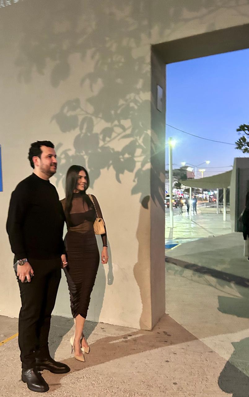 $!El cantante y su esposa asistieron a la cena de gala que celebró el Movimiento Gastronómico “Tierra y Sal”, que se celebró en el Gran Acuario Mazatlán.