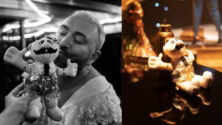 Sam Smith muestra orgulloso su muñeco de ‘Dr. Simi’.