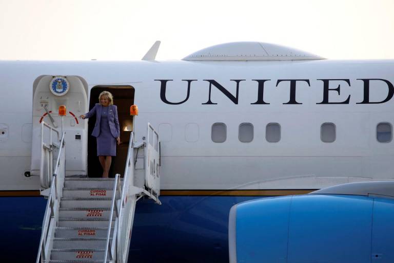 Jill Biden, primera dama de EU, llega a México; la recibe Beatriz Gutiérrez Müller