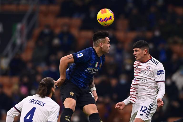 Inter vapulea al Cagliari y trepa a la cima de la Serie A
