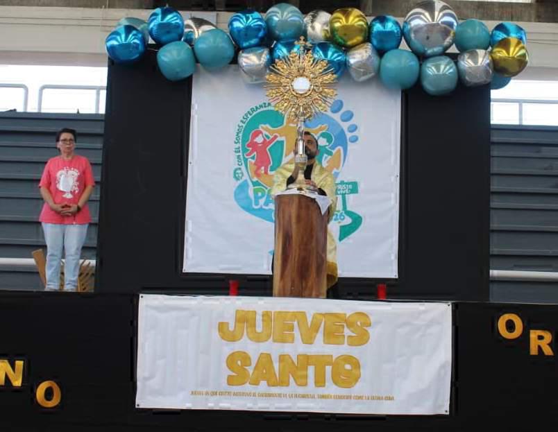 $!Jóvenes participaron en la adoración al Santísimo como parte de los actos de reflexión.