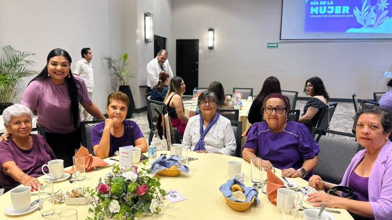 Margarita Rosas, Suggey Nevárez, Esther Ballesteros, Ana María, Refugio y Andrea Mendoza.