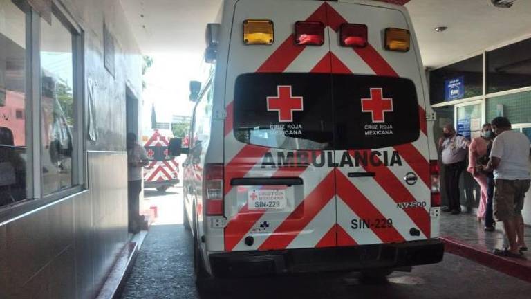 Paramédicos que llegaron a auxiliar al lesionado lo trasladaron a un hospital.