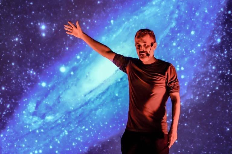 Comparte Fernando de Retes astronomía y dramaturgia en ‘Lo que (No) se ve’