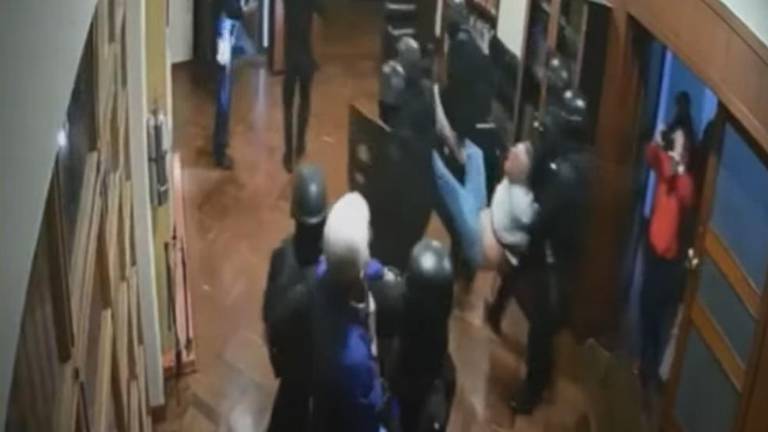 En los videos se da cuenta del arresto, la noche del 5 de abril de 2024, del ex Vicepresidente Jorge Glas Espinel.