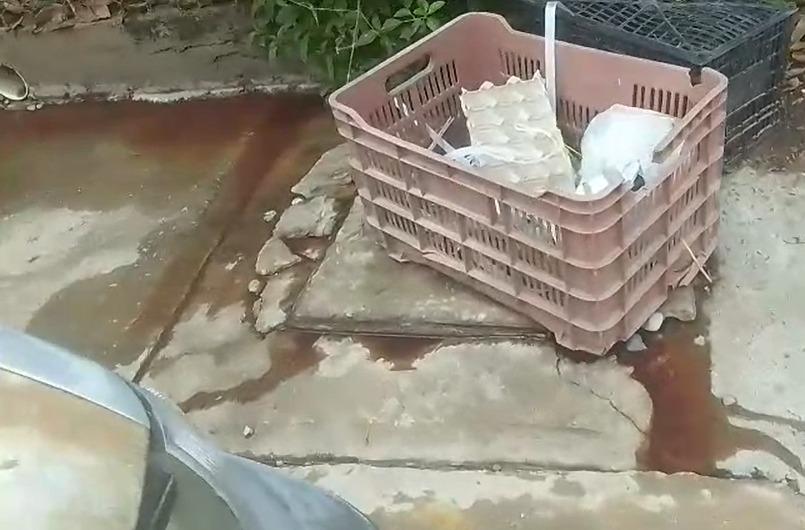 $!Denuncian vecinos desbordamiento de agua con presunta sangre en la zona del rastro municipal de Rosario