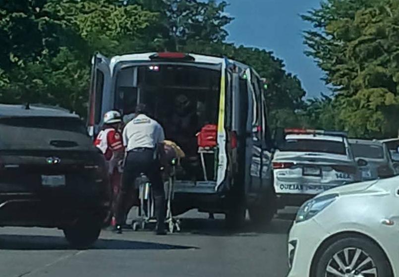 $!Hospitalizan a motociclista tras choque contra auto en la avenida Rigodanza de Mazatlán