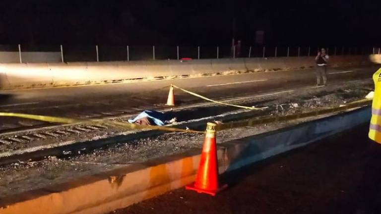 El cuerpo del joven fue encontrado a la altura del kilómetro 72 de la Autopista Mazatlán-Culiacán.