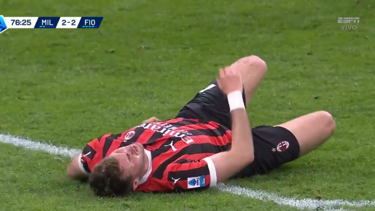 Santiago Giménez sale lesionado.