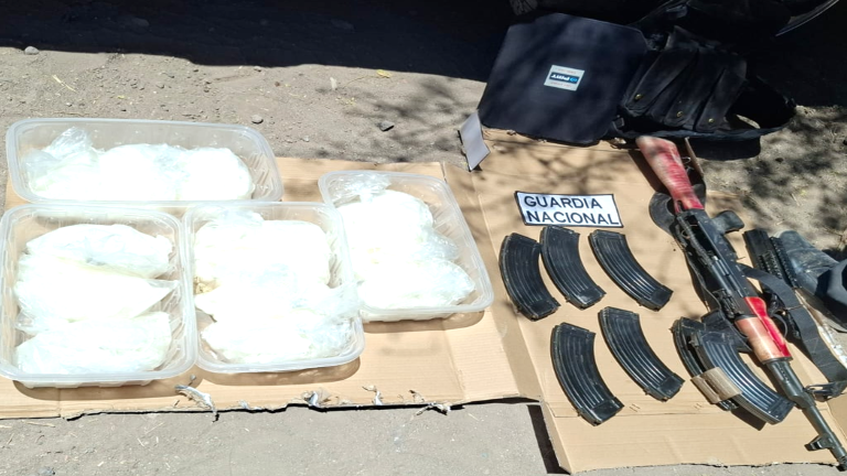 Elementos federales pusieron a disposición de la autoridad el armamento y la presunta droga asegurada.