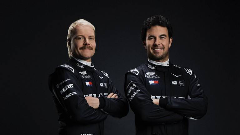 Checo Pérez (der.) augura que ocurrirá una pelea interna en Cadillac por los puntos dentro de la temporada de la F1 2026.