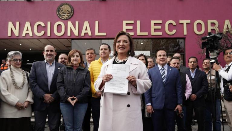 Xóchitl Gálvez denunció ante el Instituto Nacional Electoral a Claudia Sheinbaum y al Presidente Andrés Manuel López Obrador.