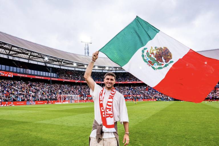 Santiago Giménez se despide del Feyenoord con homenaje en De Kuip: ‘Es mi segundo hogar’