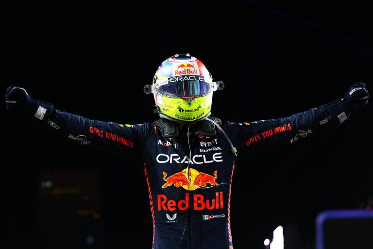 Padre de Verstappen ignora a Checo Pérez en festejos por su triunfo