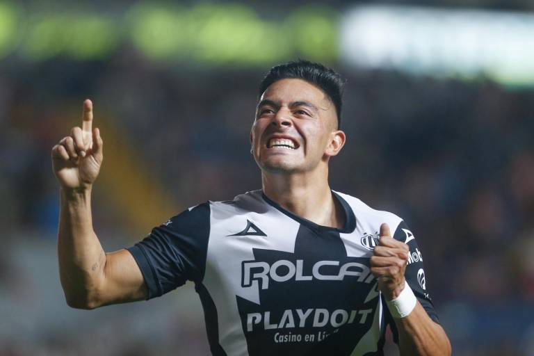 Necaxa electrocuta a Santos y sueña con pase directo a la Liguilla