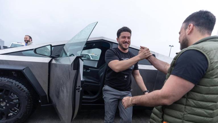 Samuel García llegó en el vehículo eléctrico color gris al cuarto piso del Estacionamiento E10 de Parque Fundidora.