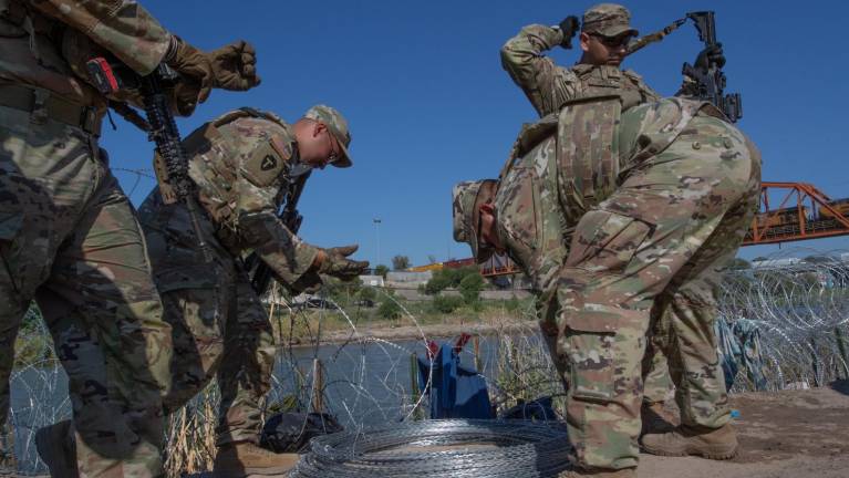 EL Gobernador de Texas ordenó contibuar con la instalación de más alambre de púas en la frontera con México.