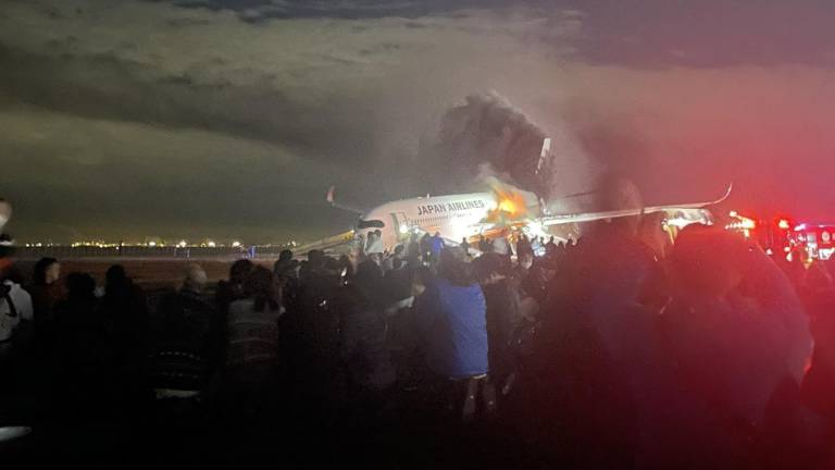Avión se incendia en aeropuerto de Haneda, en Japón; escapan 379 pasajeros y tripulantes
