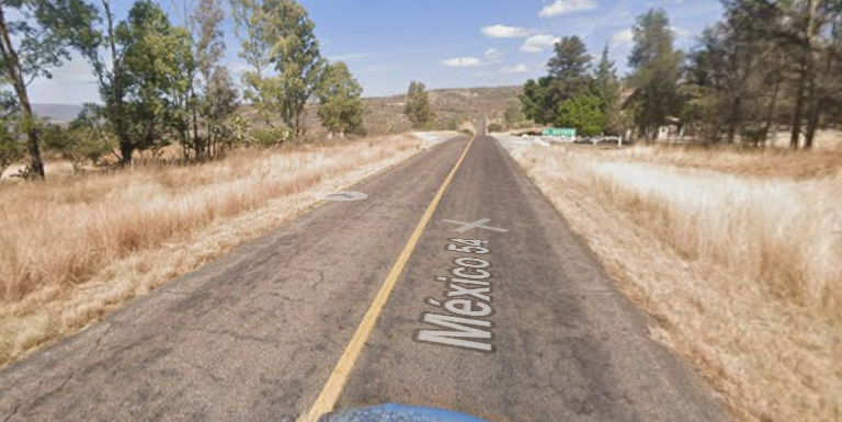 En la carretera federal México 54, en el rancho El Sayate, se registró un enfrentamiento entre hombres armados y corporaciones de Zacatecas.