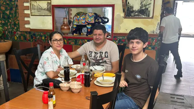 Padres de familia, como Francisco Madrid, acudieron a restaurantes y espacios del Centro de Culiacán para celebrar el Día del Padre junto a sus seres queridos.