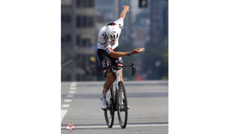 Isaac del Toro con su tradicional festejo tras ganar en Montreal.