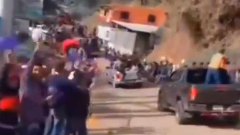 En videos compartidos se escucha a los pobladores gritar que quieren paz y libertad en sus comunidades.