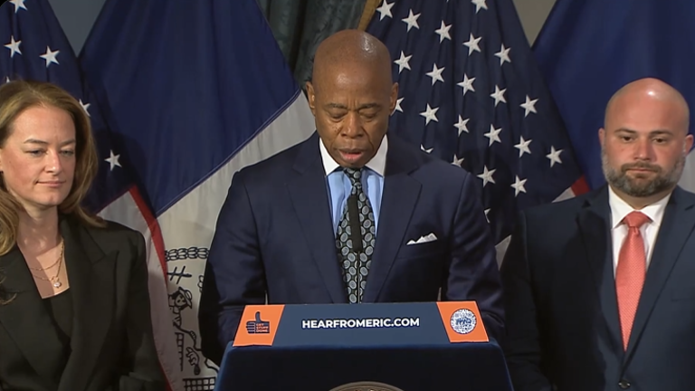 Eric Adams al dar una conferencia de prensa por los hechos en la Universidad de Columbia