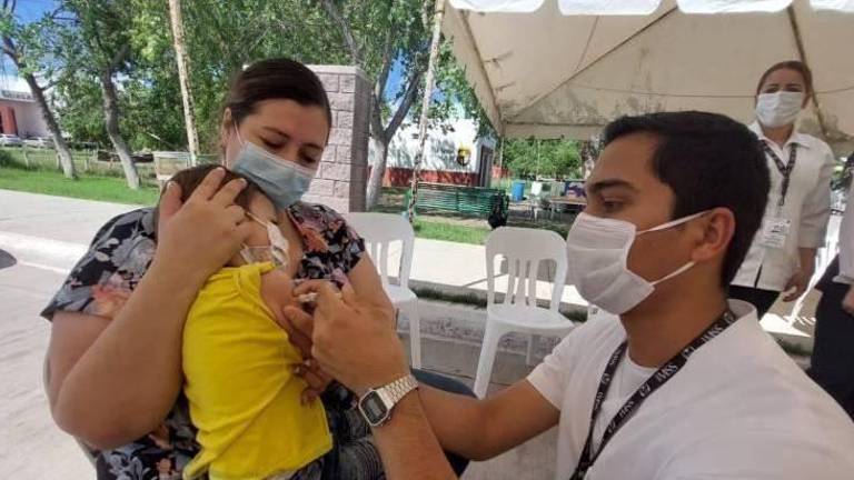 La pausa de la vacunación infantil coincide con el cierre de al menos tres grupos escolares en planteles de Los Mochis y Culiacán por brotes de Covid-19.