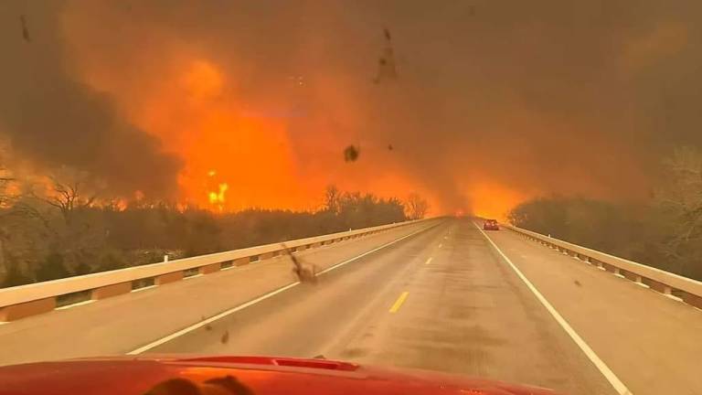 Los bomberos que luchan contra el incendio forestal más grande en la historia de Texas enfrentan condiciones climáticas cada vez más difíciles.