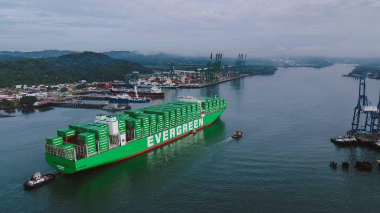 El Canal de Panamá recibió el martes pasado en su tránsito inaugural, al buque portacontenedor Ever Max, con una capacidad máxima de 17 mil 312 TEU (unidad de medida o contenedor de 20 pies).