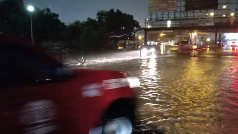 En las zonas bajas de las vialidades de Mazatlán ya se presentan encharcamientos.