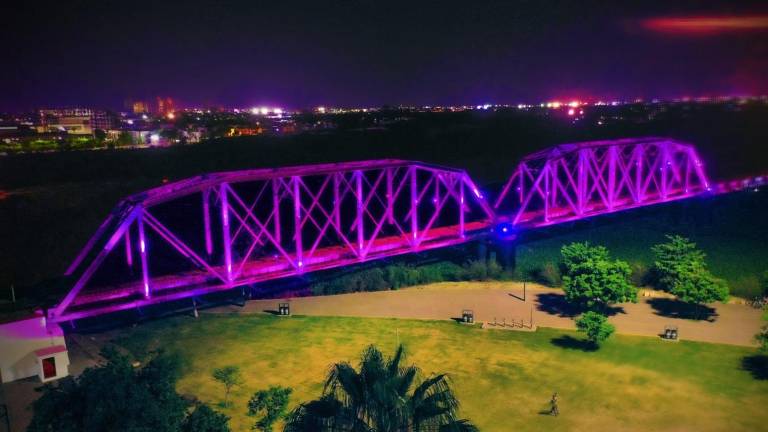 El Puente Negro se iluminará en tono rosa durante todo el mes de octubre.