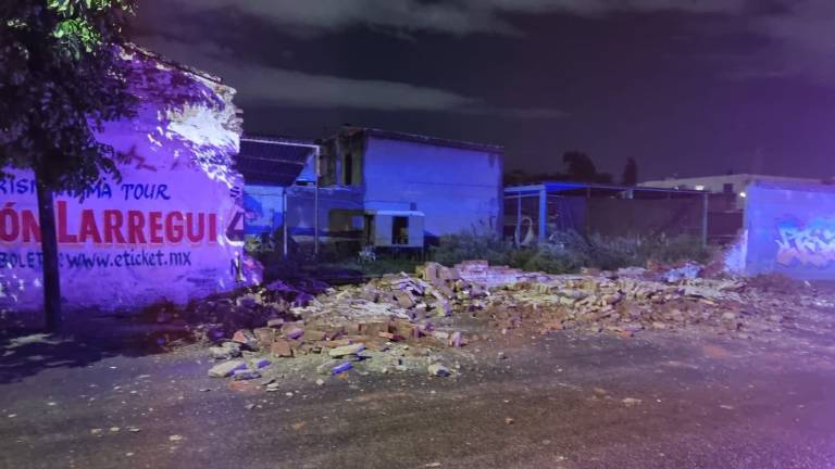 El derrumbe de la barda se dio a las 21:10 horas, en el Centro de Culiacán.