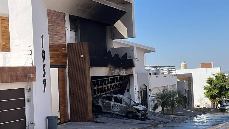 Un vehículo quedó totalmente calcinado en la escena de ataque, en la colonia Colinas de San Miguel.