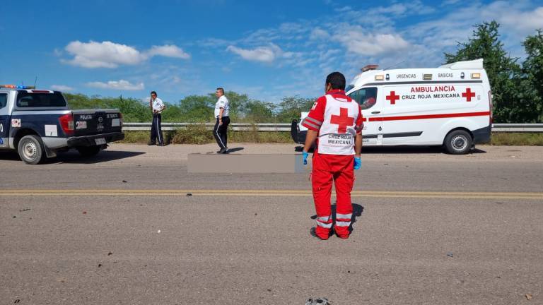 La mujer perdió la vida tras chocar de frente contra un camión torton al tomar la curva que está a la altura del ejido Huizaches.