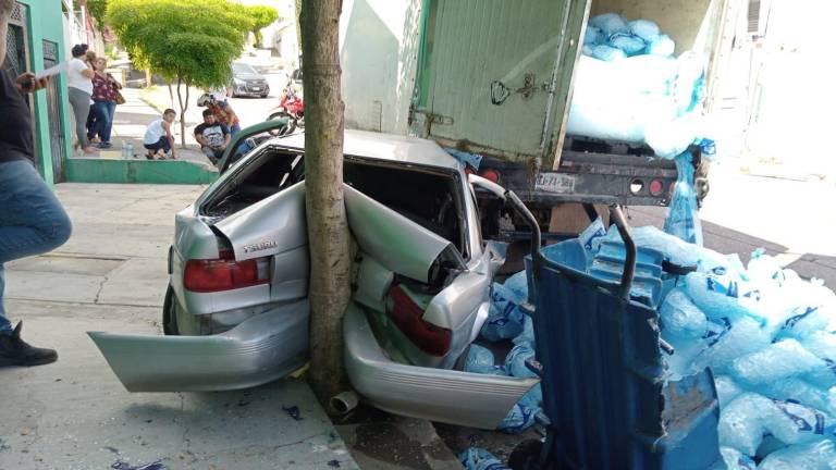 Al tratar de subir una pendiente, el camión se fue de reversa, lo que provocó que destrozara un Nissan Tsuru que estaba estacionado.