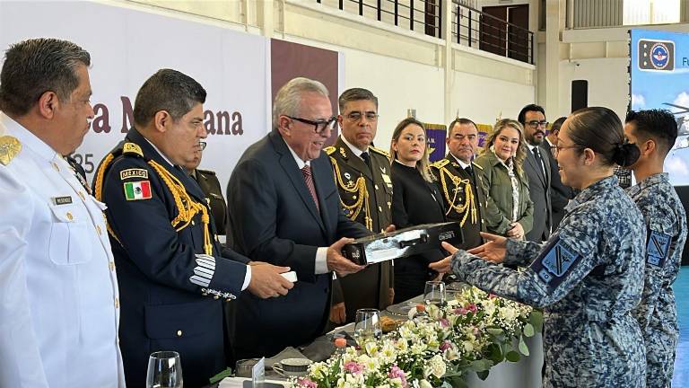 La ceremonia se realizó en el hangar de la Base Aérea Militar No.10, en Culiacán.